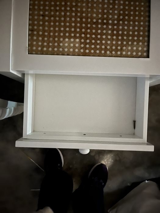 Mesa de cabeceira branca lacada com tampo com palhinha e vidro