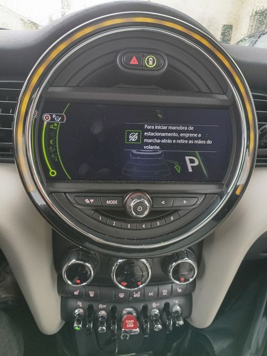 Mini Cooper D com todos os extras, sempre assistindo na marca.