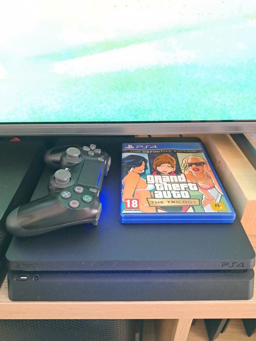 Playstation 4 Slim 1TB + jogo GTA Trilogy
