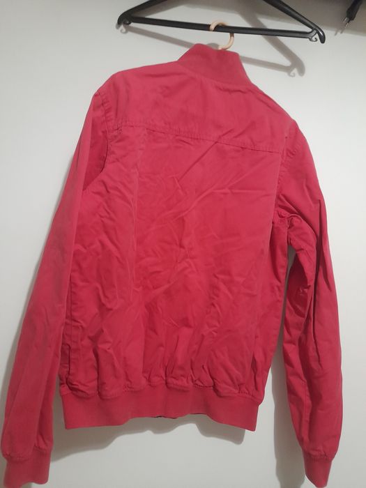 Blusão vermelho usado.