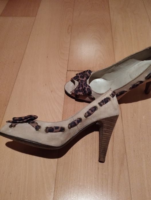 Sapatos de senhora de salto alto