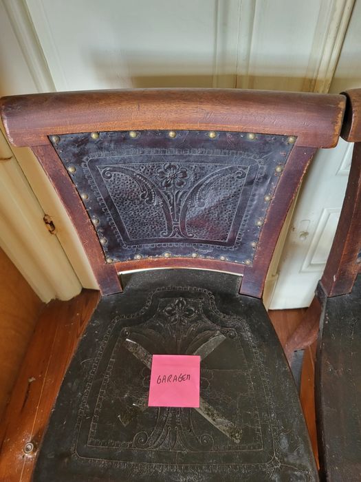 Par de cadeiras antigas em madeira e couro lavrado