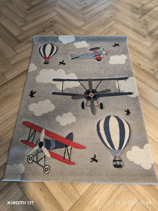 Dywan do pokoju dziecięcego w samoloty wymiar 120x 170