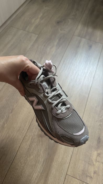 Продам нові оригінальні кросівки new balance 204 L