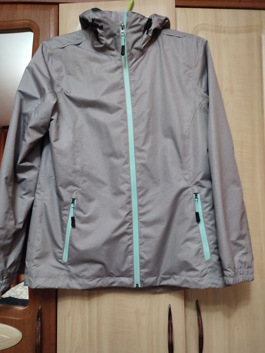 Жіноча легенька курточка, вітровка
