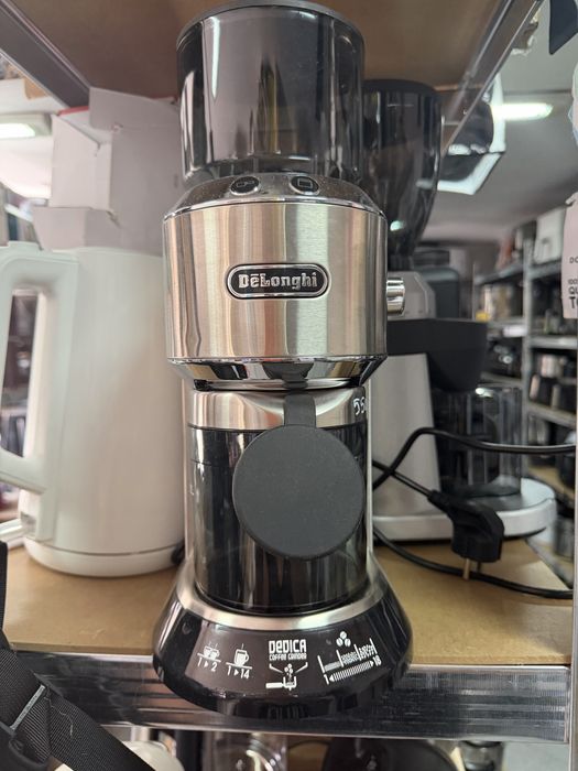 Młynek do kawy elektryczny DeLonghi Dedica KG520.M – żarnowy, metalowy