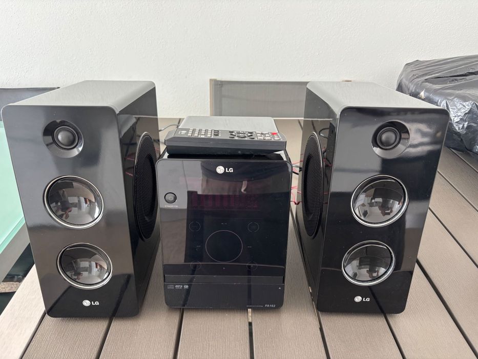 sistema de som LG Micro Hi-Fi FA162 com as duas colunas originais e comando.