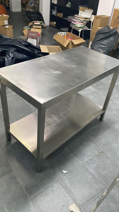 Mesa de apoio com prateleiras em inox