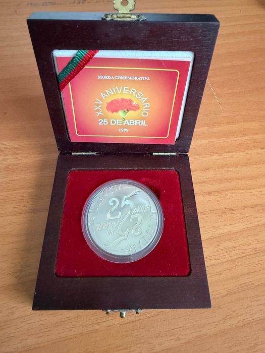 Vendo moeda XXV Aniversário 25 de Abril em caixa