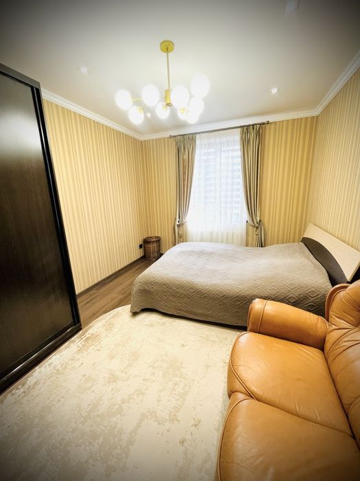 Продам чарівний двоповерховий будинок.