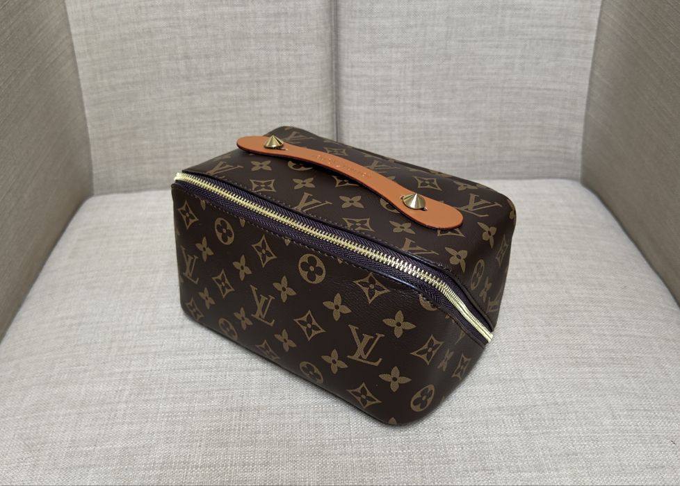 Opis. Kosmetyczka brazowa Logo LV