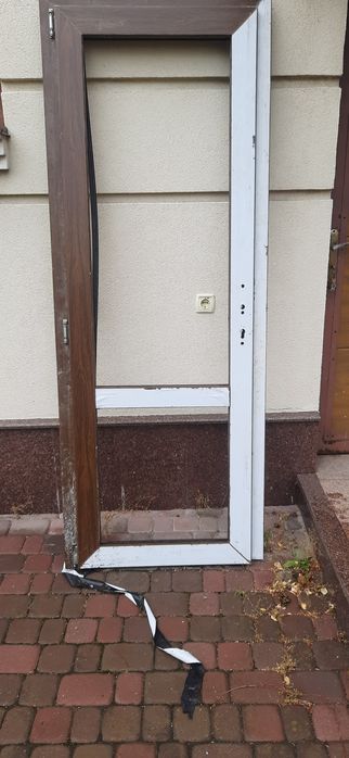 Двері  металопластикові  rehau