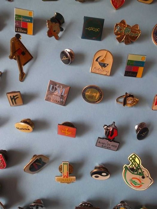 67 pins metálicos antigos , marcas comerciais e outros temas.