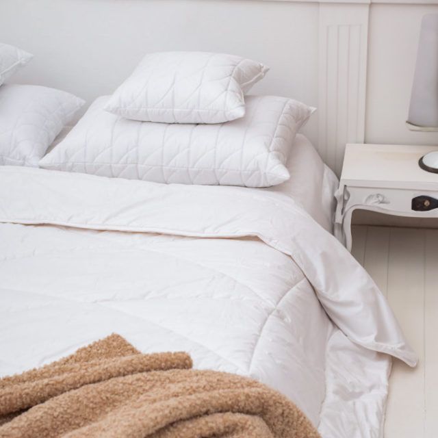 Kołdra AMZ KASZMIR GOLD całoroczna 155x200cm Biały