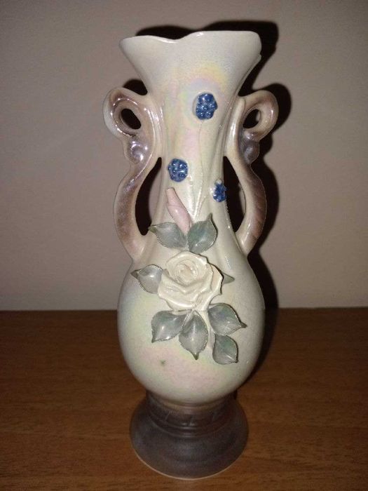 Симпатична ваза на квіти з накладними розами