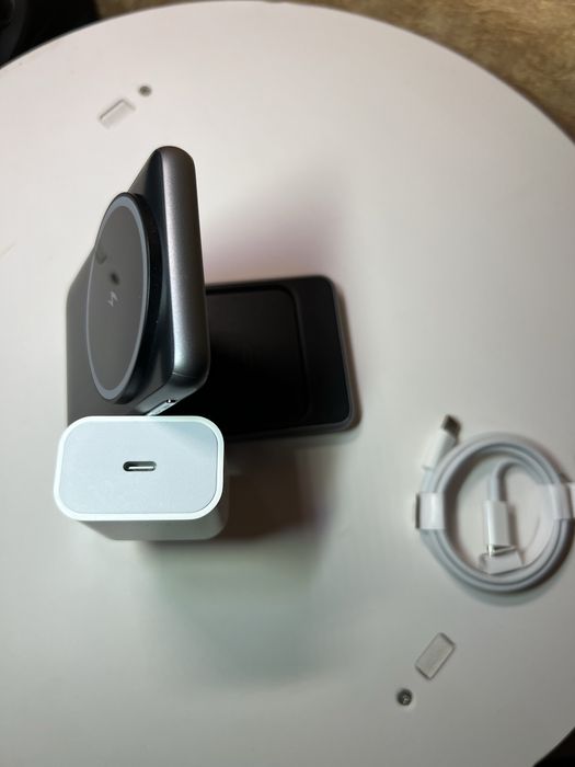 Станція для безпровідної зарядки телефону, часів та наушників