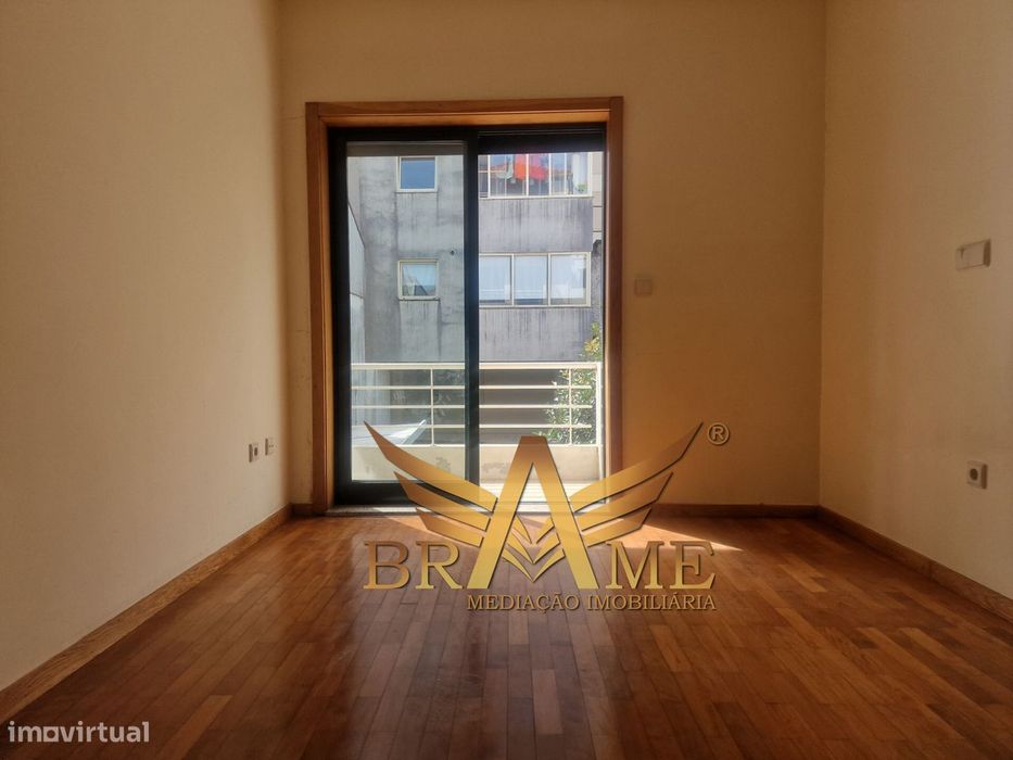 Apartamento T2 Com Lugar De Garagem | Rua Da Constituição - Porto