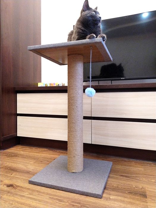 Велика ,важка і стійка  кігтеточка з товстим стовпчиком .когтеточка