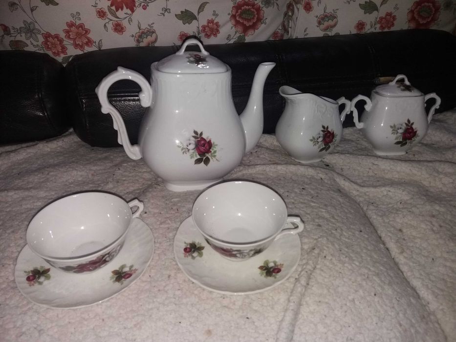 Várias loiças Vista Alegre e outras recheio de Apartamento