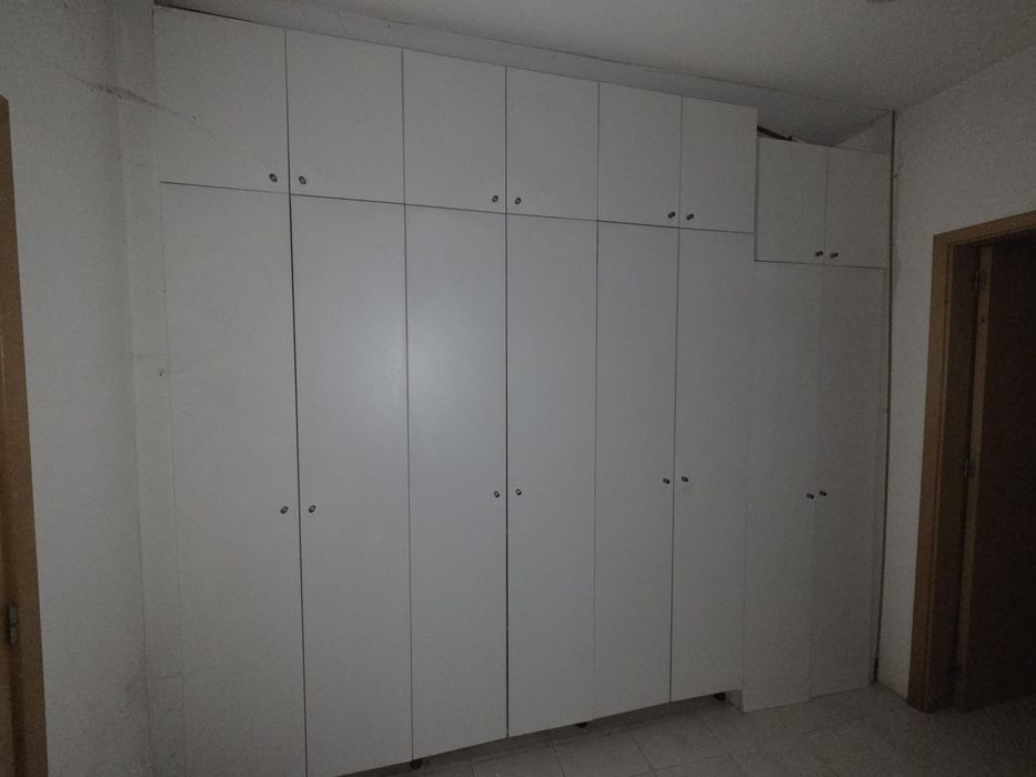 Armário com porta dupla e prateleiras