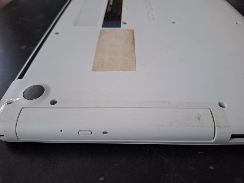 Biała obudowa laptopa DELL Inspiron z monitorem i klawiaturą zadbana