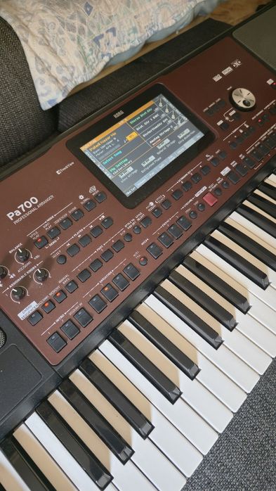 Korg pa700 
1050 euros