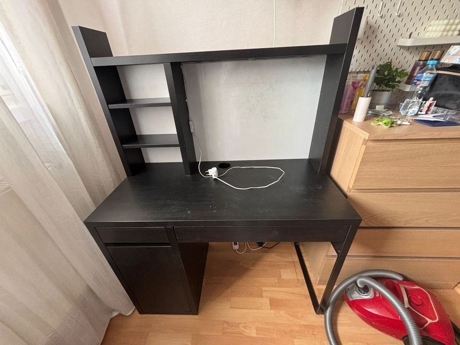 Biurko Ikea kolor ciemny brąz/ czarny.