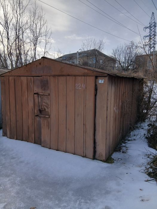 Продам железный заводской разборной гараж.