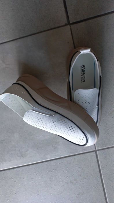 Damskie obuwie sportowe wsuwane oddychające 40