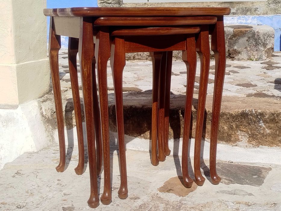 Conjunto de 3 Mesas de Encaixe "Mesa Mãe" Moveis Antigos em Mogno Polido