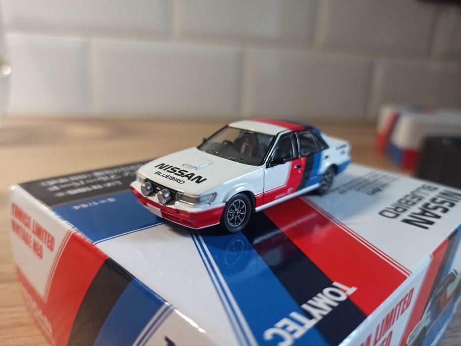 Nissan bluebird 1:64 TOMICA