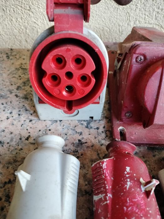 fichas e tomadas industriais trifásicas