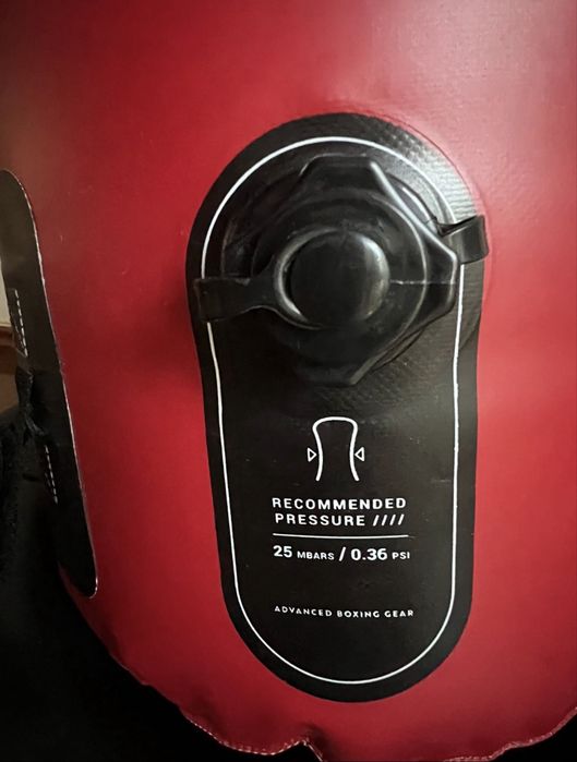 Saco de boxe vermelho e preto