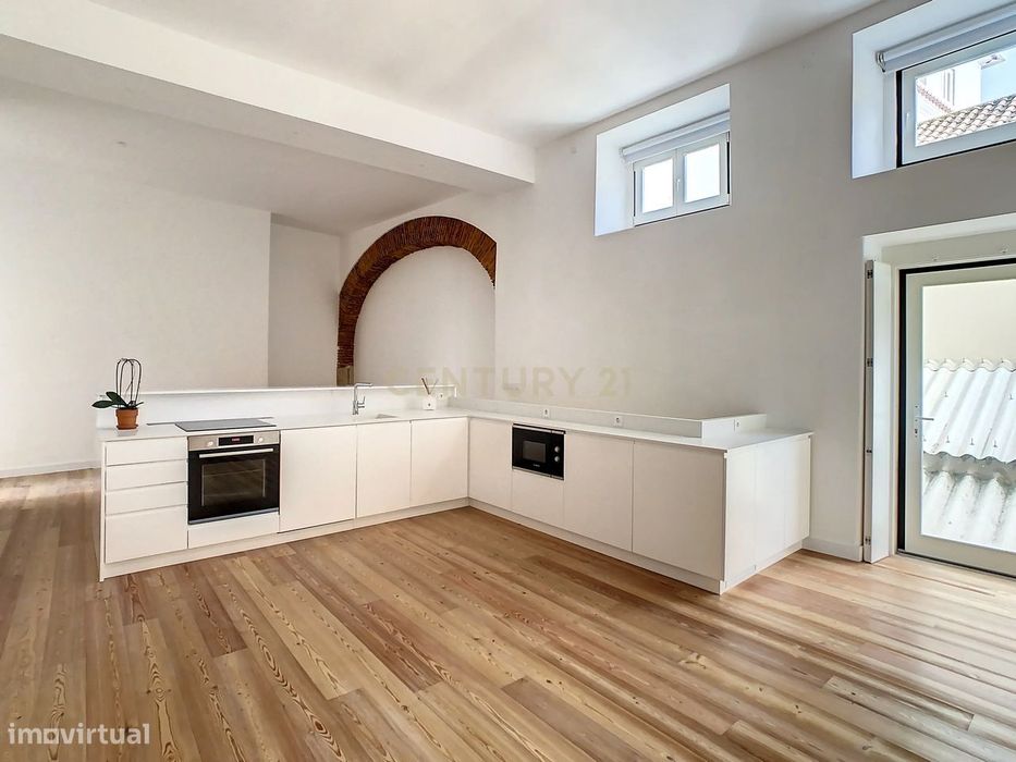 Viva o verdadeiro espírito de Lisboa — Elegante T1+1 renovado no coraç