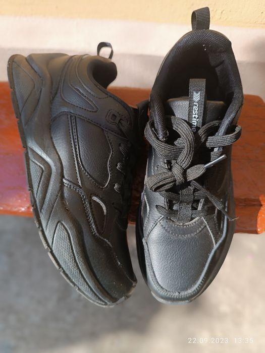 Кроссовки кожаные. Новые 38 р.