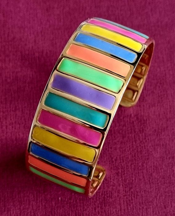 Pulseira dourada, em aço, com riscas coloridas. Fácil colocação.