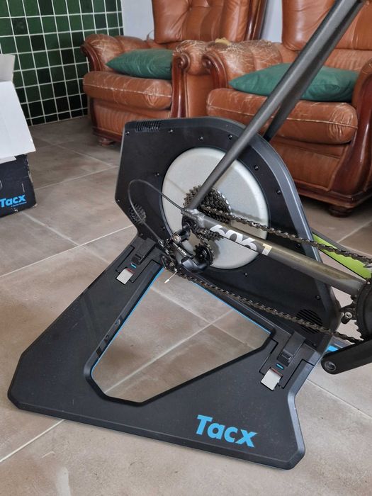 Rolo Tacx NEO 2T com bicicleta tamanho M