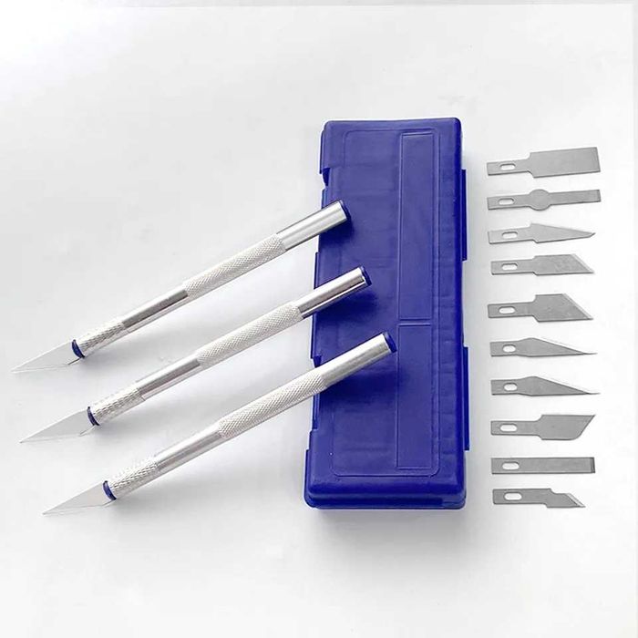 Набор из трёх скальпелей ножей с разными лезвиями в боксе