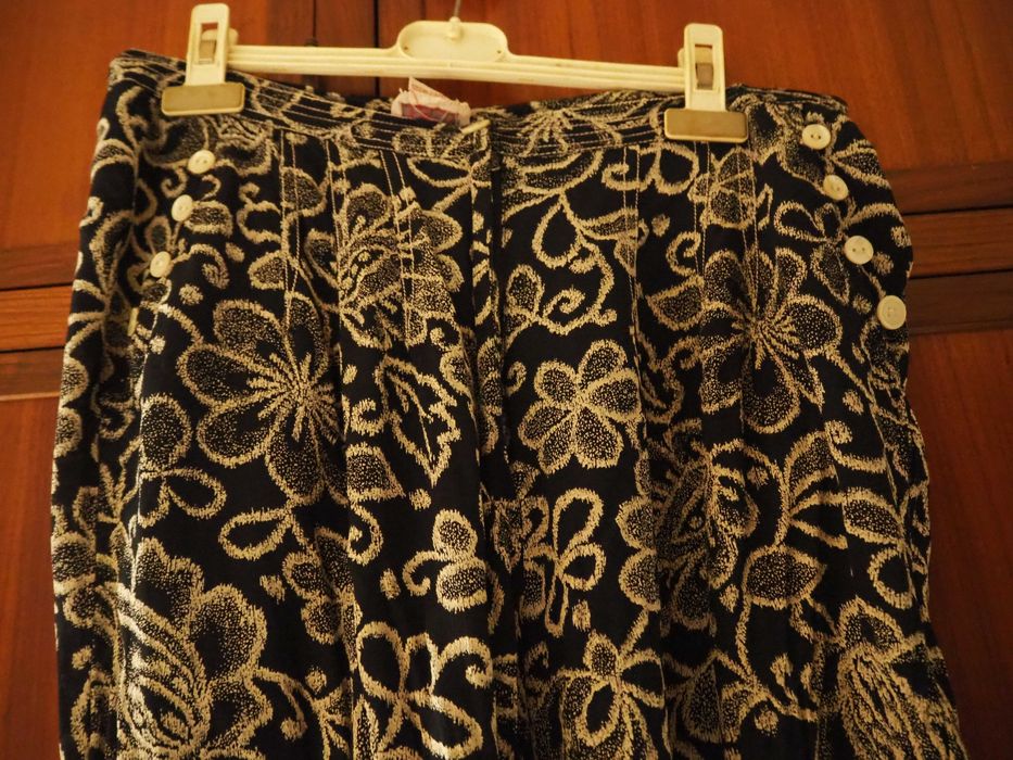 Calças fluidas em preto e branco