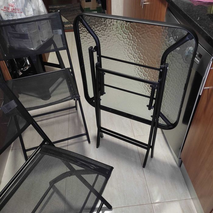 Mesa muito robusta, de fechar, com 2 cadeiras