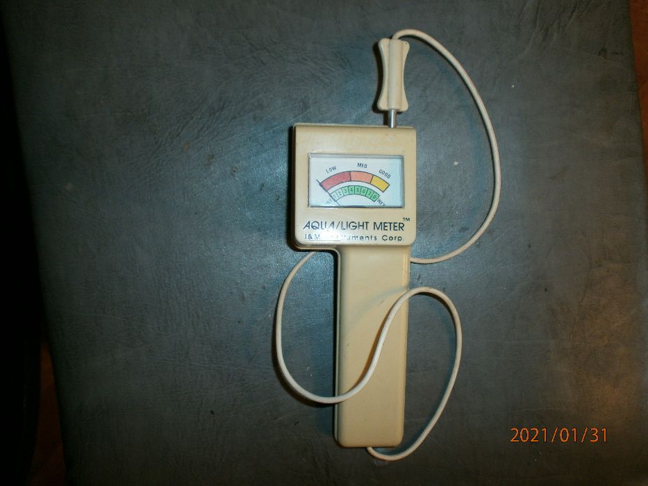 прибор для определения степени освещения и влаги