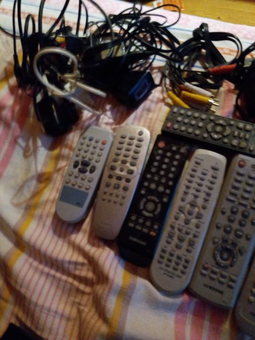 Продаю все дешего магнитофон маленький 200