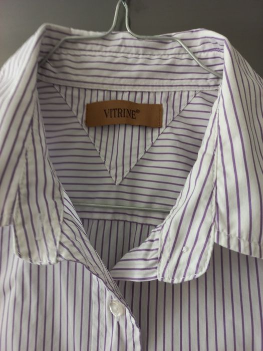 Camiseiro branco com riscas lilases