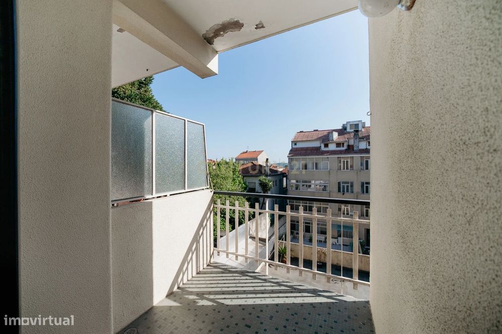 Apartamento T2  na Rua Manuel Carqueja - junto à Praça Velasquez - Por