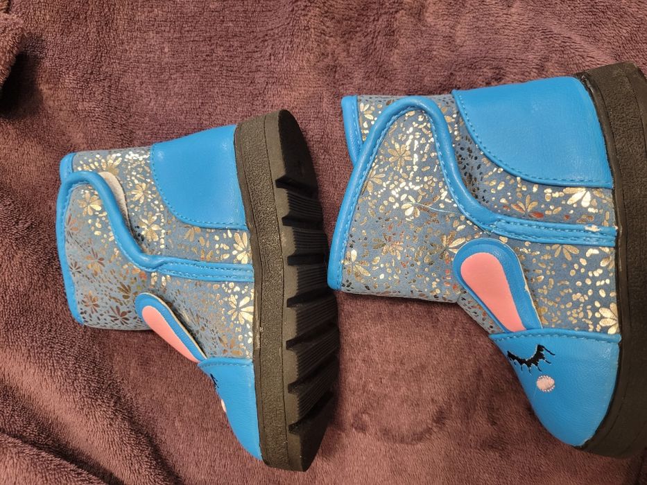 Продам зимові ботінки  на дівчинку нові. Устілка 14см