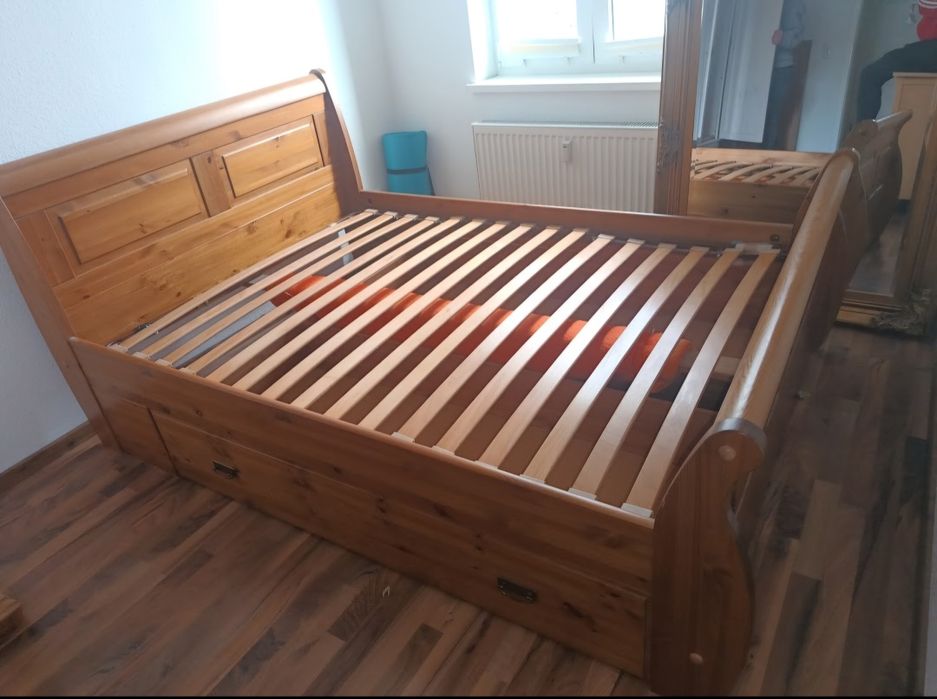 Ładne łóżko sosnowe 140x200 z szufladami.