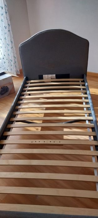 Cama de ferro forrada a tecido