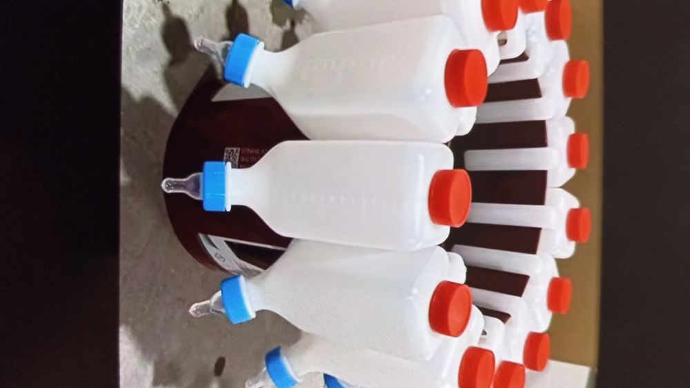 Бутилочка для годівлі козляток.