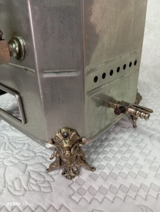 Máquina de café antiga de saco em bom estado de conservação.