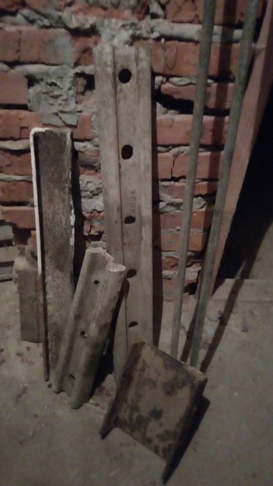 Куски труб пластины чугунных разной длины и диаметра